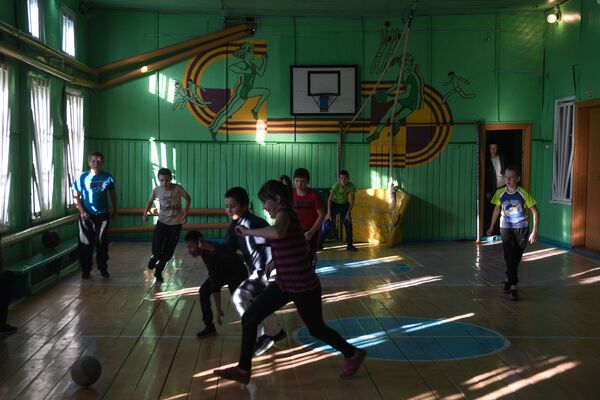 Дети играют в футбол в спортзале школы села Алыгджер Тофаларского муниципального образования Иркутской области - Sputnik Литва
