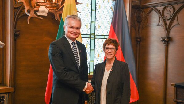 Президент Литвы Гитанас Науседа встретился с главой Минобороны ФРГ Аннегрет Крамп-Карренбауэр, 10 октября 2019 года - Sputnik Lietuva