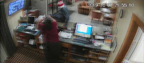 Клерк использует собственный пистолет вора против него во время ограбления в Кентукки - Sputnik Литва