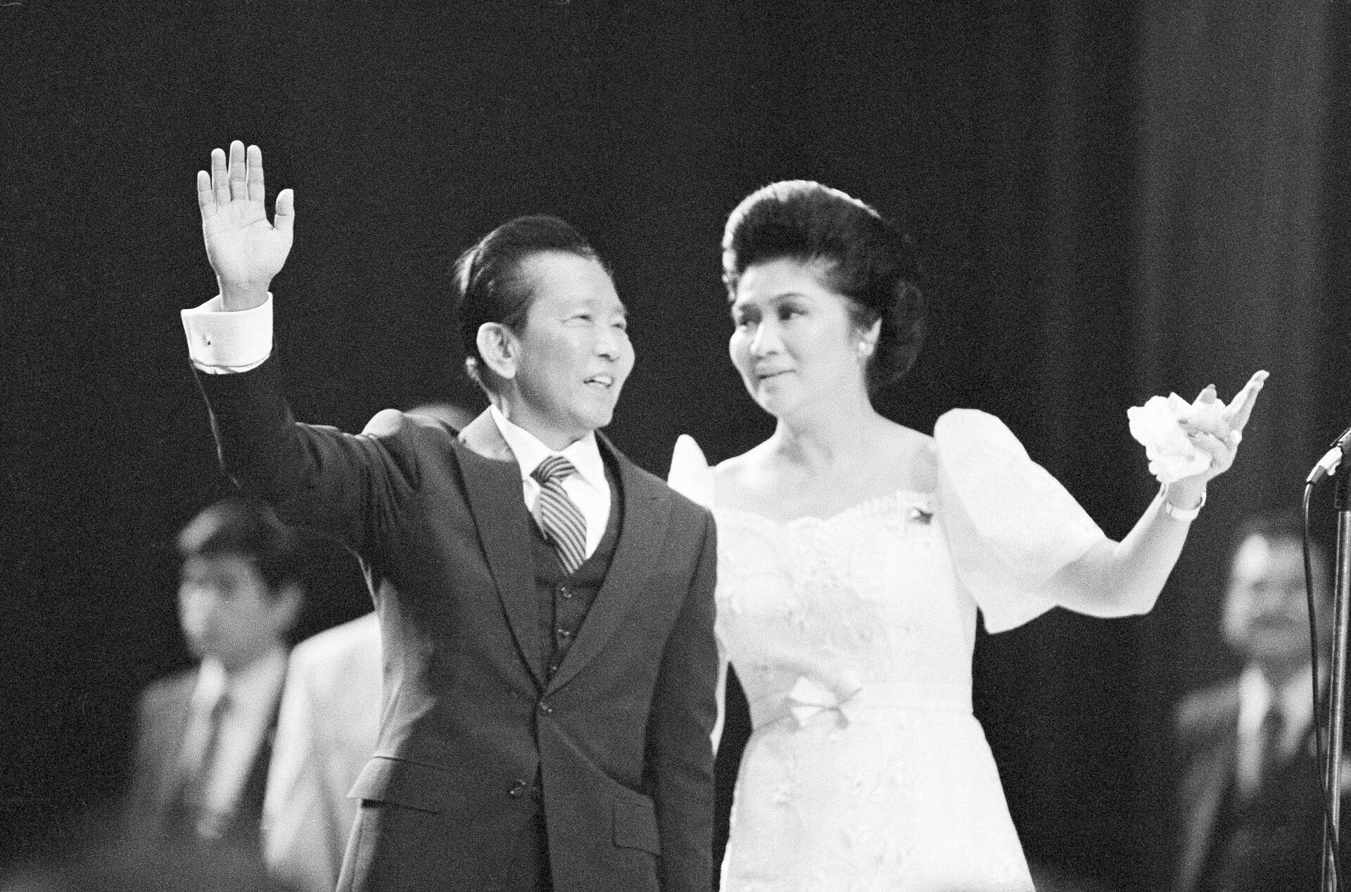 Президент Филиппин Фердинанд Маркос с супругой Имельдой Маркос в Лос-Анджелесе, США, архивное фото - Sputnik Lietuva, 1920, 11.05.2022