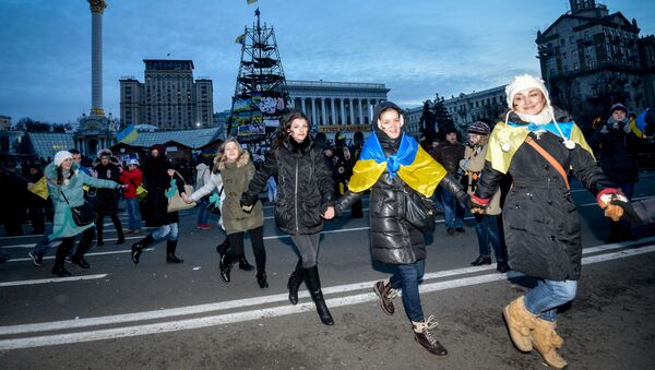 Девушки водят хоровод на площади Независимости в Киеве, архивное фото - Sputnik Литва