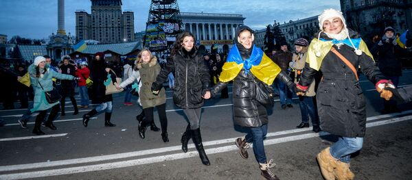 Девушки водят хоровод на площади Независимости в Киеве, архивное фото - Sputnik Литва