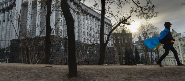 Мужчина с флагом Украины у здания правительства в Киеве, Украина, архивное фото - Sputnik Литва