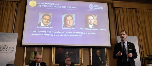 Лауреаты Нобелевской премии по экономике 2019 года - Sputnik Литва