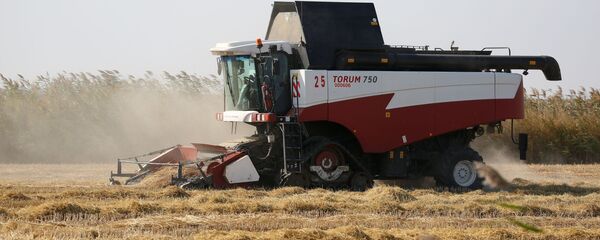 Уборка урожая риса комбайном, архивное фото Уборка урожая риса комбайном, архивное фото - Sputnik Lietuva