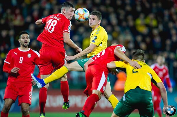 Неоднозначный гол сербов принес Литве пятое поражение кряду - Sputnik Литва