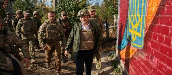 Президент Украины Владимир Зеленский во время визита в Донецкую область - Sputnik Литва