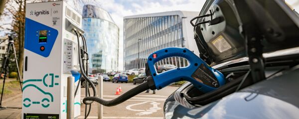 Заправка электромобиля, архивное фото Заправка электромобиля, архивное фото - Sputnik Lietuva