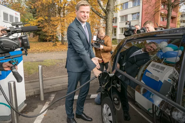 Vilniuje atidaryta nauja elektromobilių įkrovimo stotelė Vilniuje atidaryta nauja elektromobilių įkrovimo stotelė - Sputnik Lietuva