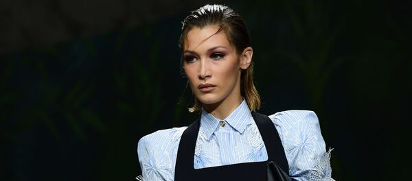 Супермодель Белла Хадид на показе мод Versace's Women's Spring Summer 2020, 20 сентября 2019 года - Sputnik Литва