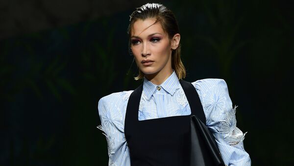 Супермодель Белла Хадид на показе мод Versace's Women's Spring Summer 2020, 20 сентября 2019 года - Sputnik Литва