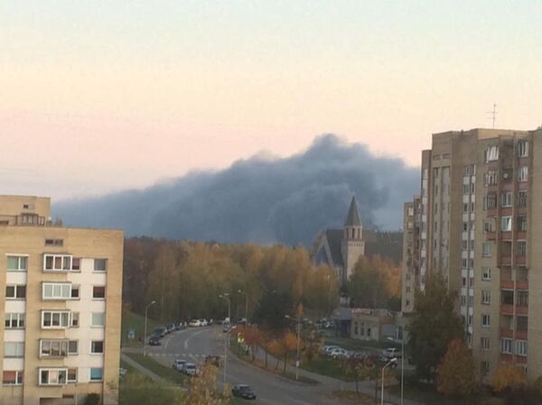 Primena Černobylį: Alytuje dega padangų perdirbimo įmonės sandėliai Primena Černobylį: Alytuje dega padangų perdirbimo įmonės sandėliai - Sputnik Lietuva