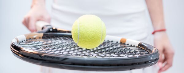 Теннисистка с ракеткой и мячиком, архивное фото Теннисистка с ракеткой и мячиком, архивное фото - Sputnik Lietuva