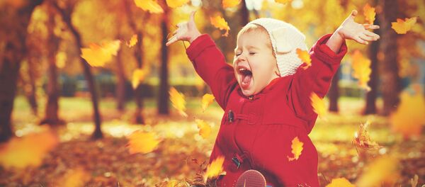 Ребенок в осеннем парке, архивное фото - Sputnik Литва