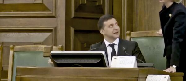 В Сети высмеяли играющего с молотком Зеленского в латвийском парламенте - Sputnik Литва