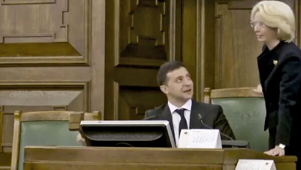 В Сети высмеяли играющего с молотком Зеленского в латвийском парламенте - Sputnik Lietuva