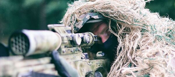 Военный с оружием прицеливается, архивное фото - Sputnik Литва