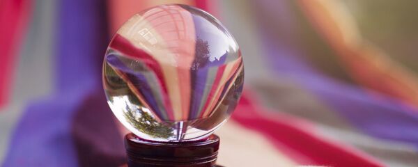 Стеклянный шар с отражением, архивное фото Стеклянный шар с отражением, архивное фото - Sputnik Литва