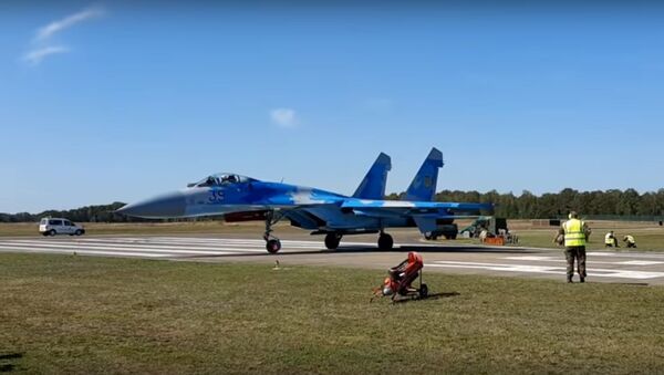 В Сети появились видео со сдувающим людей украинским Су-27 - Sputnik Lietuva
