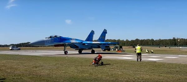 В Сети появились видео со сдувающим людей украинским Су-27 В Сети появились видео со сдувающим людей украинским Су-27 - Sputnik Lietuva
