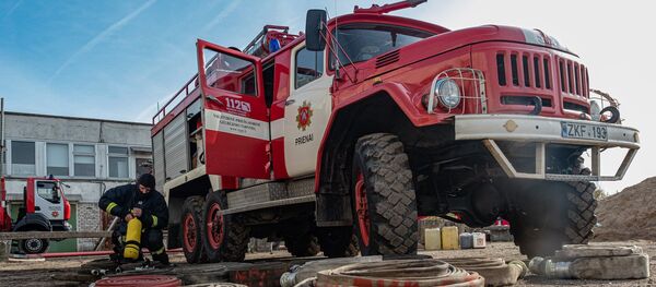 Борьба с последствиями пожара в Алитусе, архивное фото - Sputnik Литва