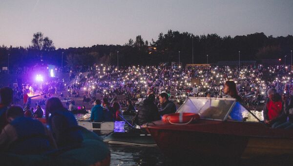 Концерт на воде посреди озера Лампедис - Sputnik Литва
