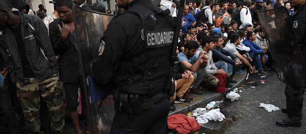 Мигранты, чьи временные убежища разрушили в Париже - Sputnik Lietuva