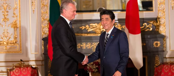 Lietuvos prezidentas Gitanas Nausėda su Japonijos ministru pirmininku Šinzo Abe Lietuvos prezidentas Gitanas Nausėda su Japonijos ministru pirmininku Šinzo Abe - Sputnik Lietuva