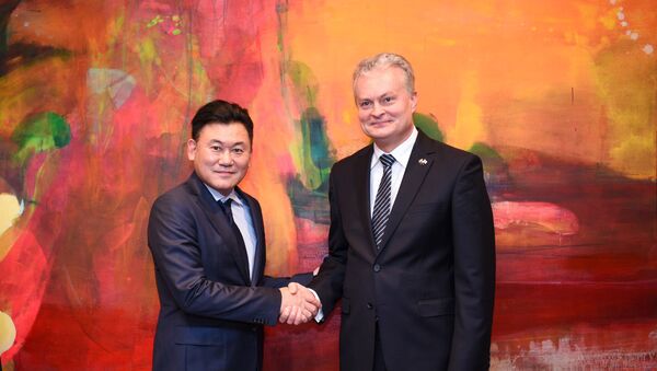 Президент Литвы Гитанас Науседа встретился с главой японской компании Rakuten Хироси Микитани в Токио, 21 октября 2019 - Sputnik Литва