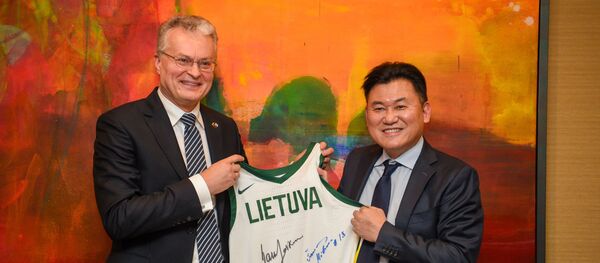 Президент Литвы Гитанас Науседа встретился с главой японской компании Rakuten Хироси Микитани в Токио, 21 октября 2019 - Sputnik Lietuva