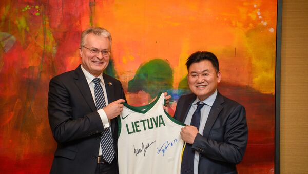 Президент Литвы Гитанас Науседа встретился с главой японской компании Rakuten Хироси Микитани в Токио, 21 октября 2019 - Sputnik Lietuva