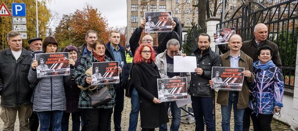 Митинг в поддержку Альгирдаса Палецкиса у посольства Литвы в Латвии - Sputnik Литва