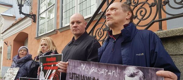 Пикет в поддержку Альгирдаса Палецкиса у посольства Литвы в Эстонии Пикет в поддержку Альгирдаса Палецкиса у посольства Литвы в Эстонии - Sputnik Lietuva