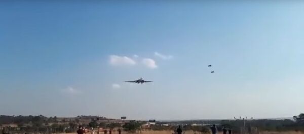 На видео сняли прибытие ракетоносца Ту-160 в ЮАР - Sputnik Литва
