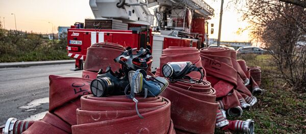 Пожарная машина, шланги и маски литовских пожарных - Sputnik Литва