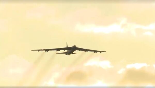 В Сети появилось видео учений бомбардировщиков B-52 США в Литве - Sputnik Lietuva