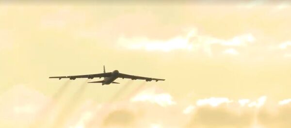 В Сети появилось видео учений бомбардировщиков B-52 США в Литве В Сети появилось видео учений бомбардировщиков B-52 США в Литве - Sputnik Lietuva