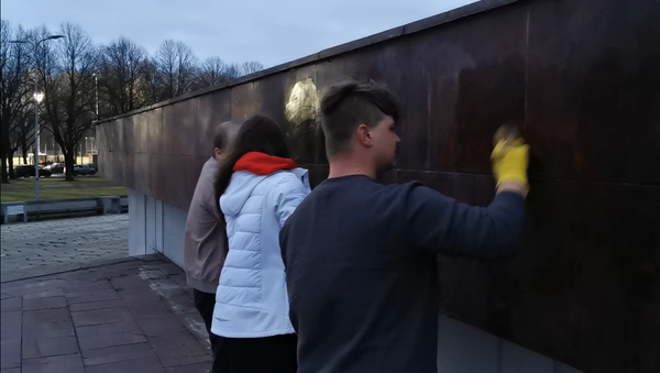 Жители смывают слово оккупанты с памятника Освободителям Риги - Sputnik Литва