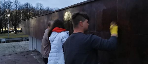 Жители смывают слово оккупанты с памятника Освободителям Риги - Sputnik Литва