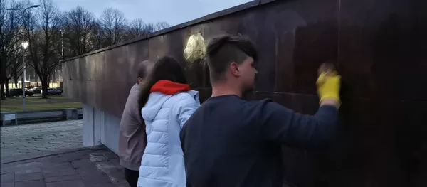 Savanoriai nuplovė išniekintą paminklą Rygos išvaduotojams Savanoriai nuplovė išniekintą paminklą Rygos išvaduotojams - Sputnik Lietuva
