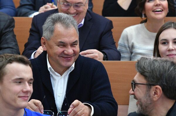 Шнуров признался в попытке списать Географический диктант у Шойгу Шнуров признался в попытке списать Географический диктант у Шойгу - Sputnik Литва