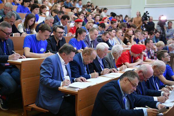 Шнуров признался в попытке списать Географический диктант у Шойгу Шнуров признался в попытке списать Географический диктант у Шойгу - Sputnik Литва