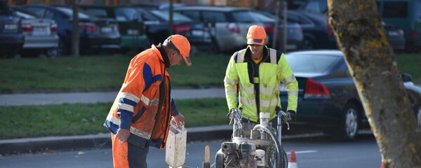 Дорожные рабочие делают разметку, архивное фото Дорожные рабочие делают разметку, архивное фото - Sputnik Lietuva