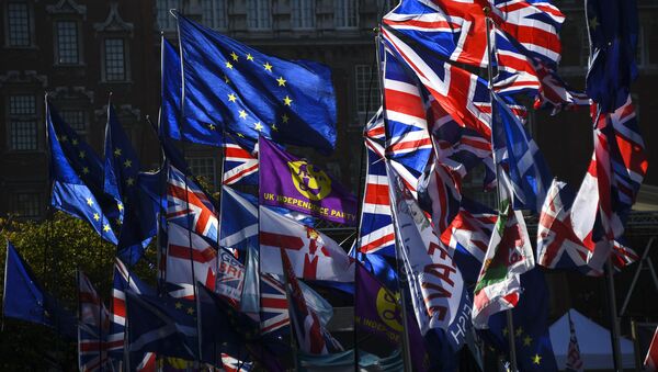 Флаги ЕС и Великобритании развеваются возле здания парламента в Лондоне, 28 октября 2019 года - Sputnik Литва
