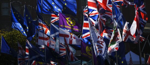 Флаги ЕС и Великобритании развеваются возле здания парламента в Лондоне, 28 октября 2019 года Флаги ЕС и Великобритании развеваются возле здания парламента в Лондоне, 28 октября 2019 года - Sputnik Литва