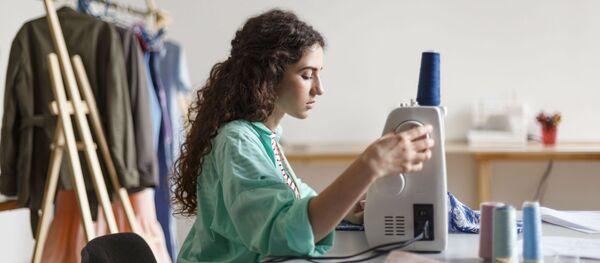 Siuvėja, archyvinė nuotrauka Siuvėja, archyvinė nuotrauka - Sputnik Lietuva