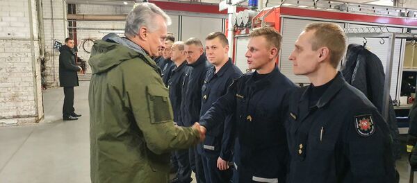 Науседа встретился с пожарными в Алитусе  - Sputnik Литва