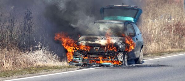 Горящий автомобиль, архивное фото - Sputnik Литва
