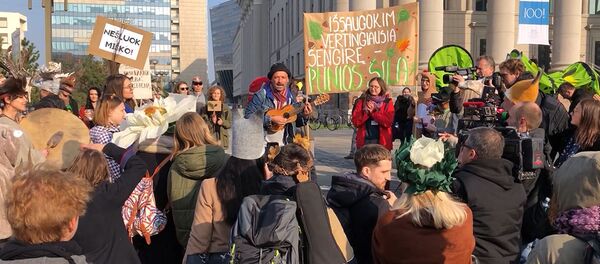 Вечнозеленая Литва: вильнюсцы вышли на митинг против вырубки лесов Вечнозеленая Литва: вильнюсцы вышли на митинг против вырубки лесов - Sputnik Lietuva
