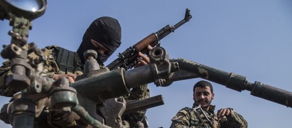 Курдские войска выводятся из района вблизи турецкой границы с Сирией, контролируемой российскими войсками, недалеко от города Амуды, 27 октября 2019 года - Sputnik Литва